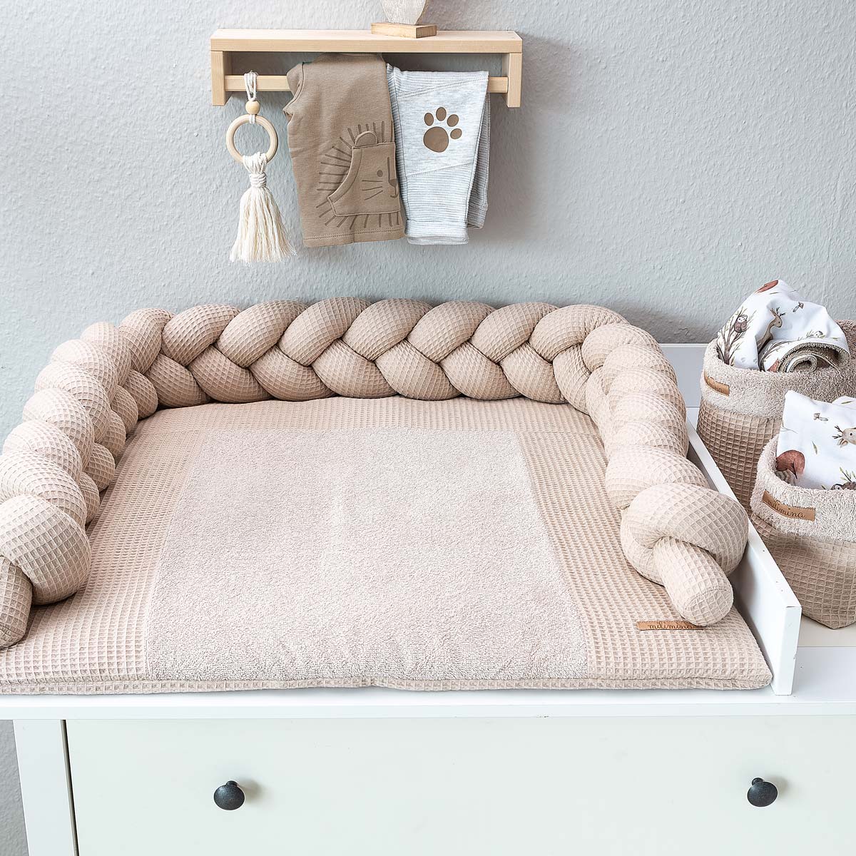 Wickelauflage Wickelunterlage uni hellbeige von Binolu mit Bettschlange Wechseltüchern und Wickeltischorganizer