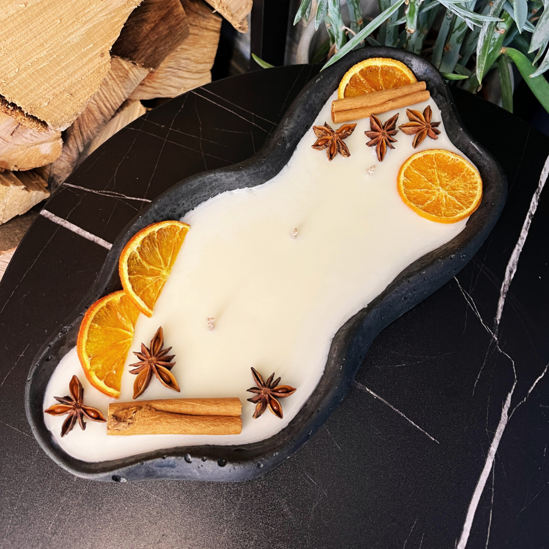 Design-Betonkerze „Wave“ (30cm) | Vanilla Toffee | Organische Form