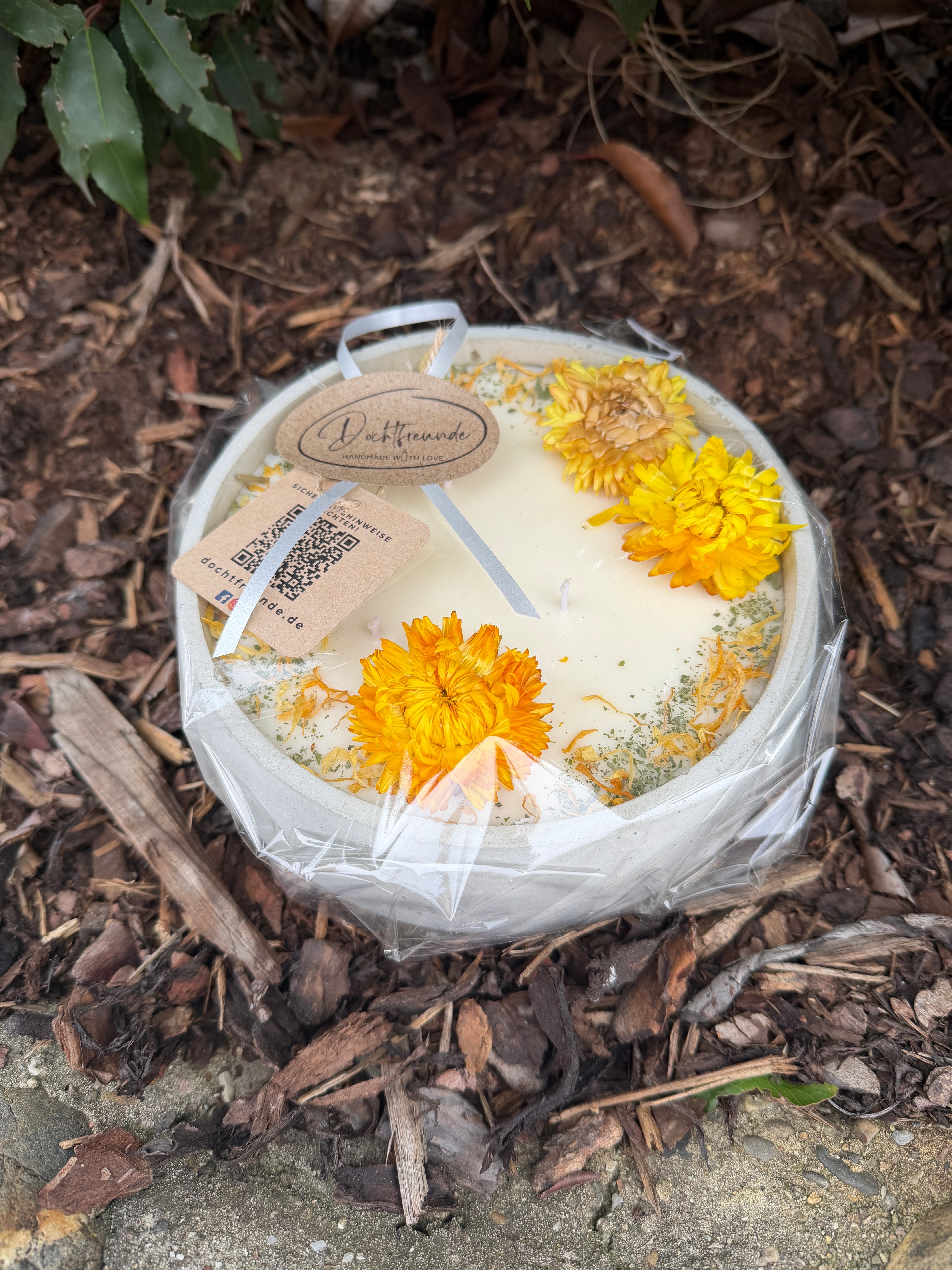 XL Citronella Outdoor Kerze in Betonschale – 3-Docht Antimücken Kerze mit echten Blüten – 520g Sojawachs