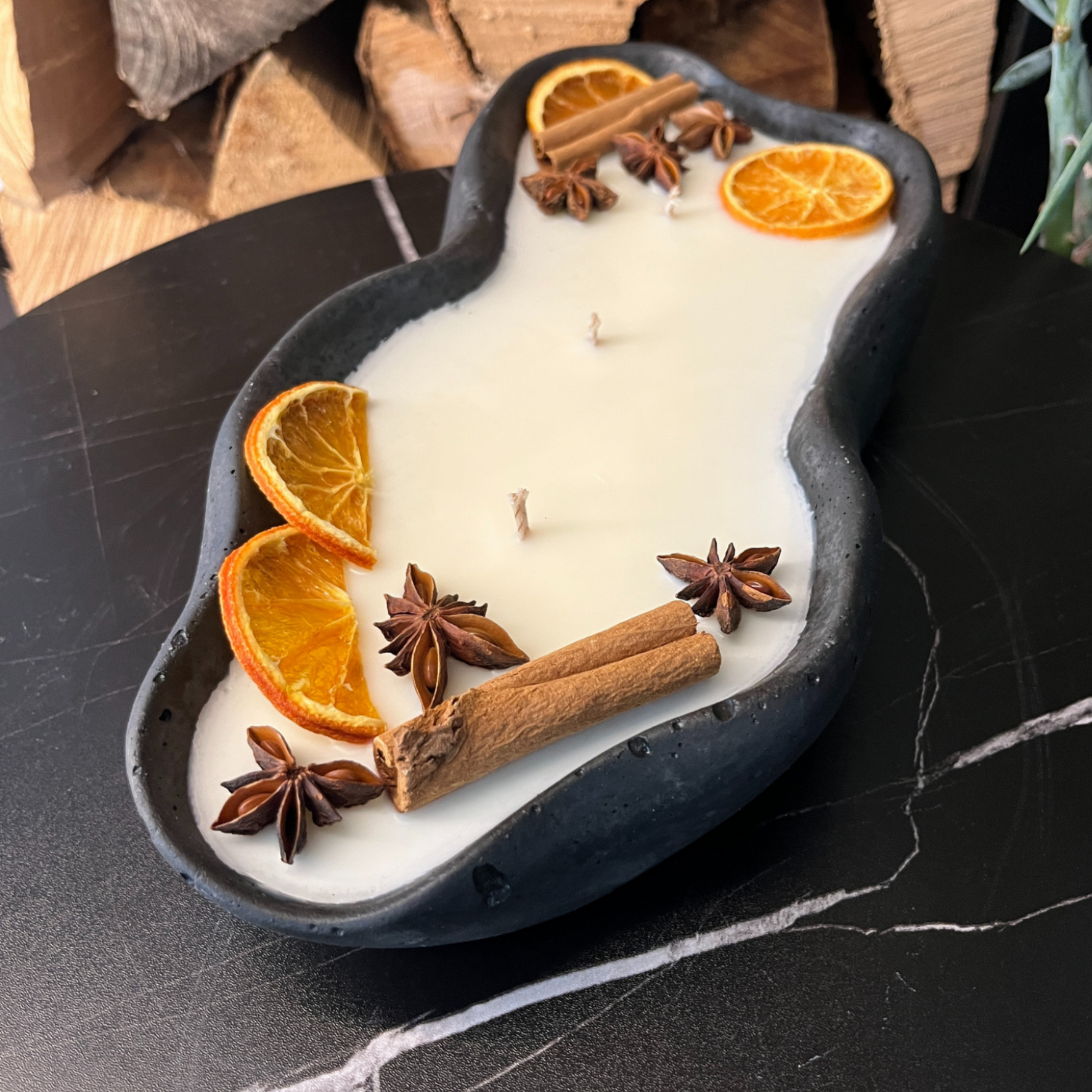 Design-Betonkerze „Wave“ (30cm) | Vanilla Toffee | Organische Form
