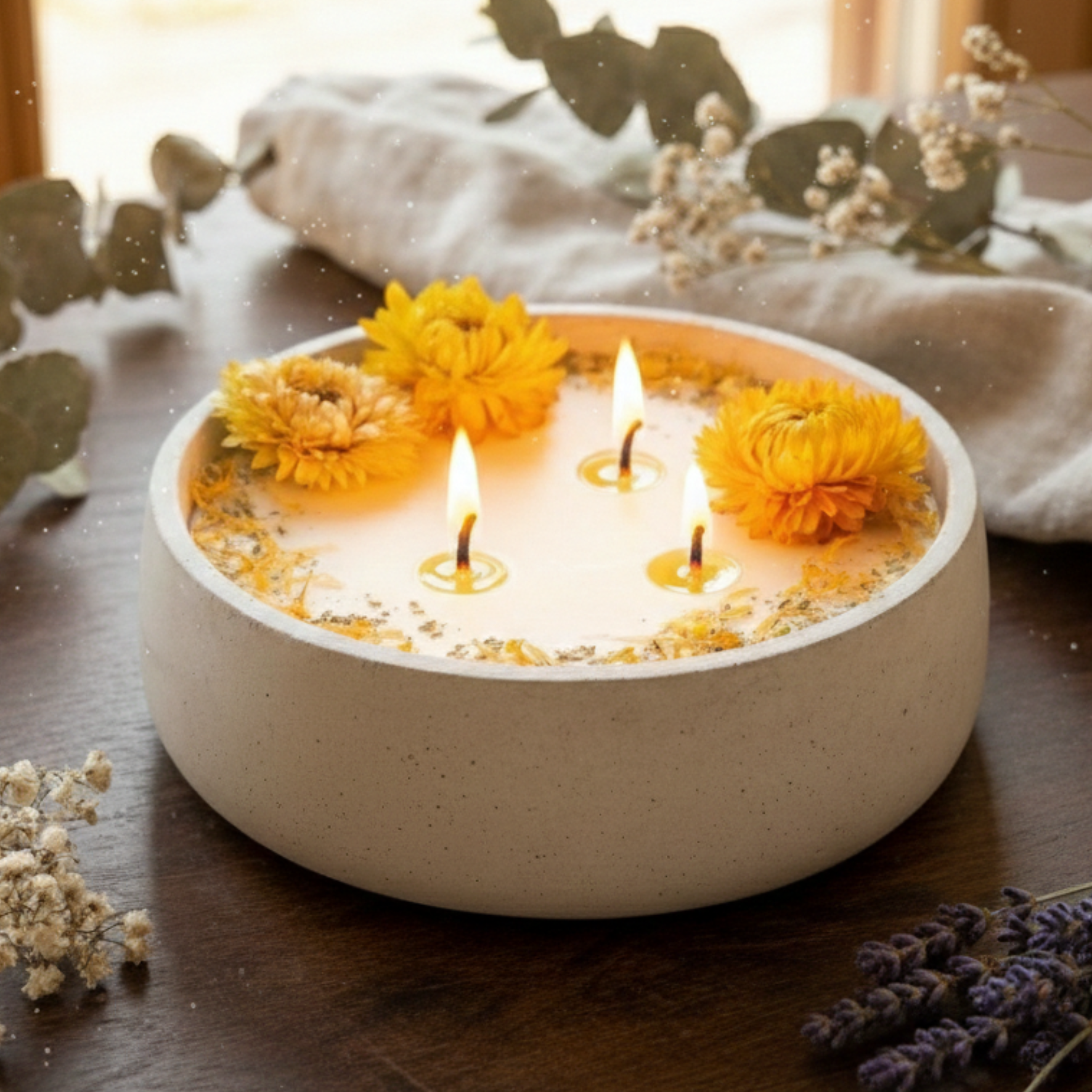 XL Citronella Outdoor Kerze in Betonschale – 3-Docht Antimücken Kerze mit echten Blüten – 520g Sojawachs